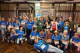 Gruppenfoto von Mitarbeitern der Geschäftsstelle des Mukoviszidose e.V. in der Tanzschule - mit Mukoviszidose e.V.-T-Shirts und MUKOmove-Startnummern