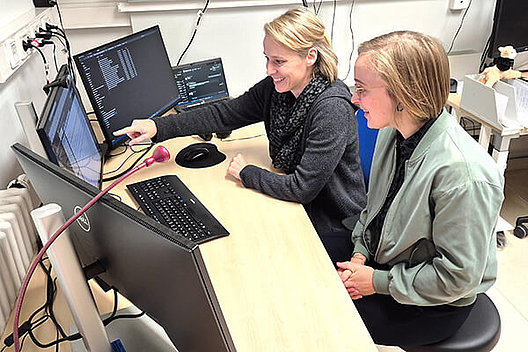 PD Dr. Hentschel und Maike Karnstedt forschen zum Einfluss von Komplexallelen auf den Krankheitsverlauf und die Therapie mit Modulatoren (v.l.n.r.) PD Dr. Hentschel und Maike Karnstedt sitzen am Schreibtisch und schauen auf Computerbildschirme.