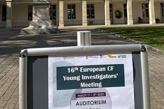 European Young Investigator Meeting findet in Paris statt (Schild am Eingang)