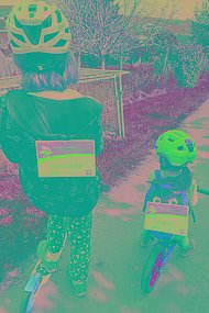 Kinder mit muko.move-Startnummern auf Roller und Laufrad unterwegs