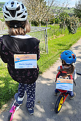 Kinder mit muko.move-Startnummern auf Roller und Laufrad unterwegs