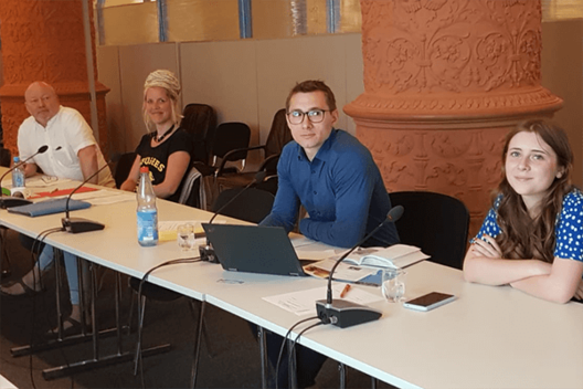 Beim Arbeitstreffen waren auch Herr Böhm (Die Linke), Frau Puls-Debler (Die Linke), Herr Brecht (SPD) und Frau Schoepke (SPD) dabei. Beim Arbeitstreffen waren auch Herr Böhm (Die Linke), Frau Puls-Debler (Die Linke), Herr Brecht (SPD) und Frau Schoepke (SPD) dabei.