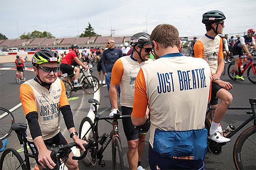 "Just breathe" - stolz tragen die Fahrer ihr Trikot. "Just breathe" - stolz tragen die Fahrer ihr Trikot.