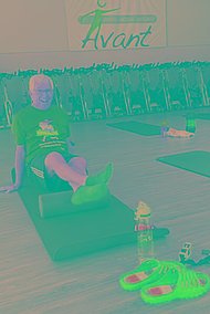 Älterer Mann im MUKOmove-Short auf der Matte bei einem Fitnesskurs