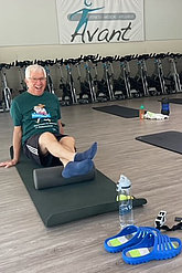 Älterer Mann im MUKOmove-Short auf der Matte bei einem Fitnesskurs