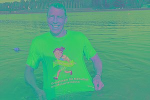 Mann im See - er trägt ein MUKOmove-T-Shirt