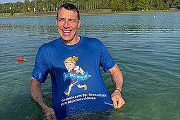 Mann im See - er trägt ein MUKOmove-T-Shirt