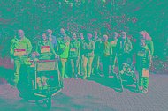 Gruppe mit Kinderwagen bei muko.move 2023 unterwegs