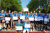 Gruppenfoto von Läufern nach dem Regensburger Marathon. Viele von ihnen haben Schilder mit der Aufschrift "Mukoviszidose braucht mehr Aufmerksamkeit - MUKOmove 2024" in der Hand