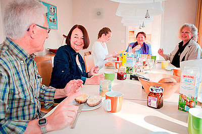 Ein gemeinsames Frühstück bietet den Bewohnern von Haus Schutzengel die Möglichkeit, mit den Mitarbeiterinnen und anderen Bewohnern ins Gespräch zu kommen. Foto: Joanna Nottebrock