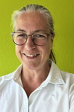 Bild von Catalina Abel Porträt einer Frau mit Brille, Pferdeschwanz und einer weißen Bluse