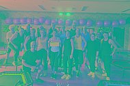 Fitniss-Kurs posiert in Sportkleidung in der Sporthalle mit einer MUKOmove-Startnummer