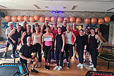 Fitniss-Kurs posiert in Sportkleidung in der Sporthalle mit einer MUKOmove-Startnummer