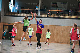Turnhalle: Jugendliche und Erwachsene beim Handball