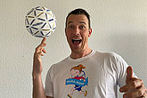 Handball-Weltmeister Dominik Klein mit Handball und muko.move-T-Shirt. Auch Dominik Klein war bei muko.move 2023 dabei. 