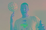 Handball-Weltmeister Dominik Klein mit Handball und muko.move-T-Shirt. Auch Dominik Klein war bei muko.move 2023 dabei. 
