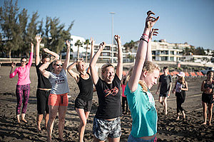 Die Gruppe bei der Gymnastik am Strand