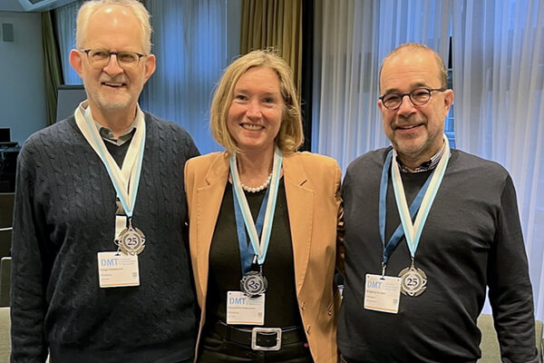 Gründungsmitglieder des AK Sport: Helge Hebestreit, Alexandra Hebestreit und Wolfgang Gruber Zwei Männer und eine Frau (in der Mitte) mit Medaillen, auf denen eine 25 steht.