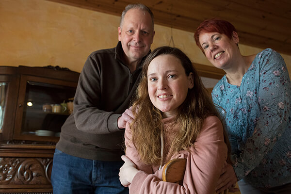 Eltern mit ihrer von Mukoviszidose betroffenen Tochter