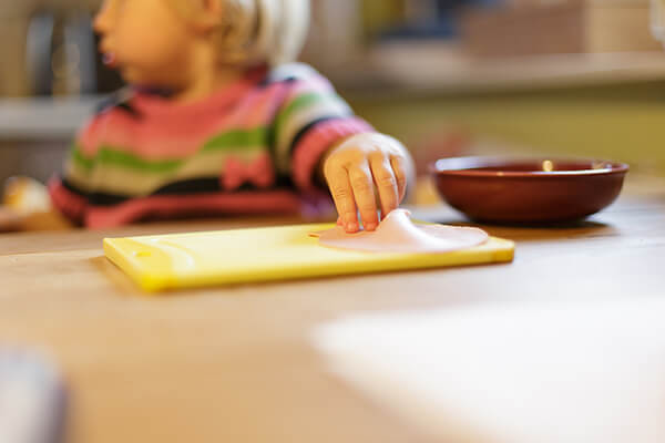 Kind beim Essen: Auch die richtige Ernährung gehört zur Therapie bei Mukoviszidose. 