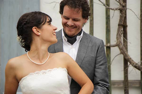 Hochzeitsbild: Mann und Frau in Hochzeitskleidung, schauen sich an.