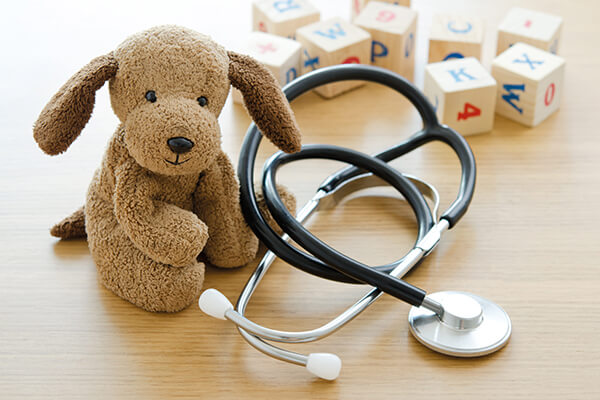 Ein Teddybär mit einem Stethoskop: Die Diagnose Mukoviszidose ist ein Schock für die Eltern. Der Mukoviszidose e.V. hilft. 