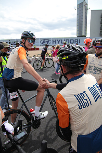 Viel Glück - vor dem Start des großen Rennens noch ein schnelller Händedruck. Viel Glück - vor dem Start des großen Rennens noch ein schnelller Händedruck.
