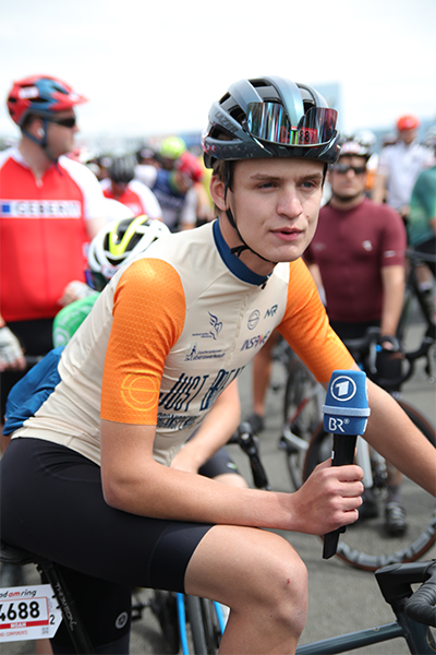 Noah beim Interview - der Bayerische Rundfunk berichtet über das Team "Just breathe". Noah beim Interview - der Bayerische Rundfunk berichtet über das Team "Just breathe".