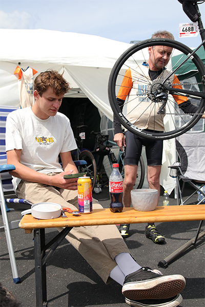 Reiner und Noah stärken sich in einer Rennpause. Reiner und Noah stärken sich in einer Rennpause.