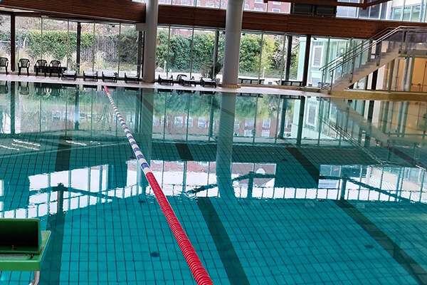 Bild eines leeren Schwimmbads