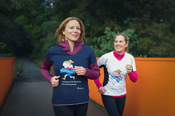 Zwei Frauen joggen: Bewegung ist gerade für Menschen mit Mukoviszidose wichtig.