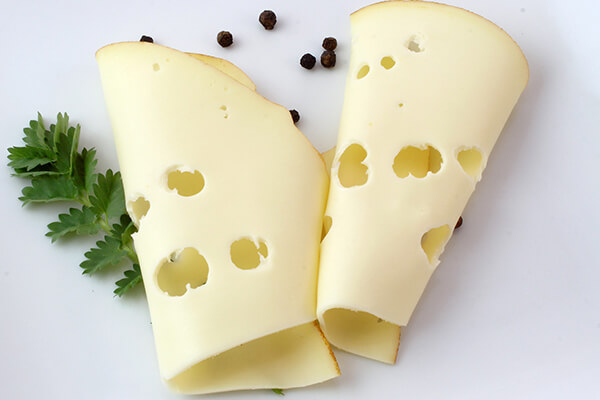 Käsescheiben. Kaftrio kann zum Beispiel mit einem Stück Käse eingenommen werden. Bild von fichte7 auf Pixabay. 