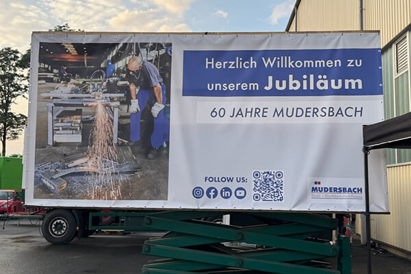 Plakat mit der Aufschrift: Herzlich Willkommen zu unserem Jubiläum - 60 Jahre Mudersbach