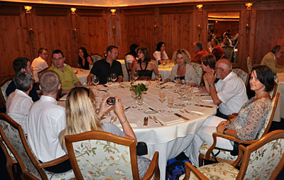 Eine Gruppe sitzt an einem festlich gedeckten Tisch