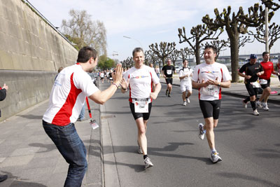 Läufer bei einem Lauf - am Rheinufer in Bonn. 