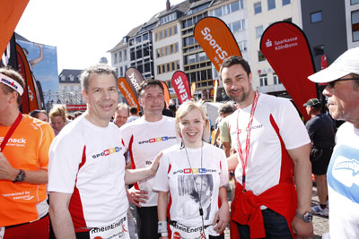 Menschen stehen bei einem Lauf in der Menge