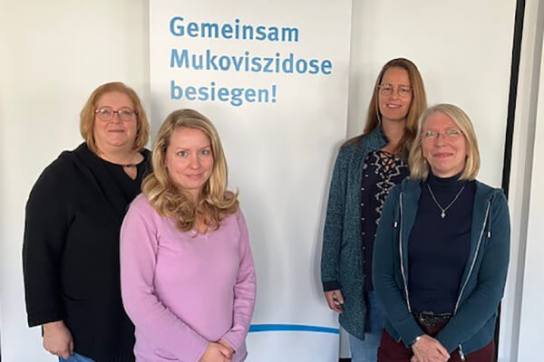 Nathalie Pichler, Ann-Kathrin Weber, Uta Düesberg und Barbara Senger gehören zum Team des Beratungstelefons Diagnose Mukoviszidose und beantworten die Anfragen der Anrufenden. 