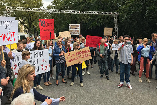 Mukoviszidose-Betroffene demonstrieren am 15. September 2018 vor der LMU in München