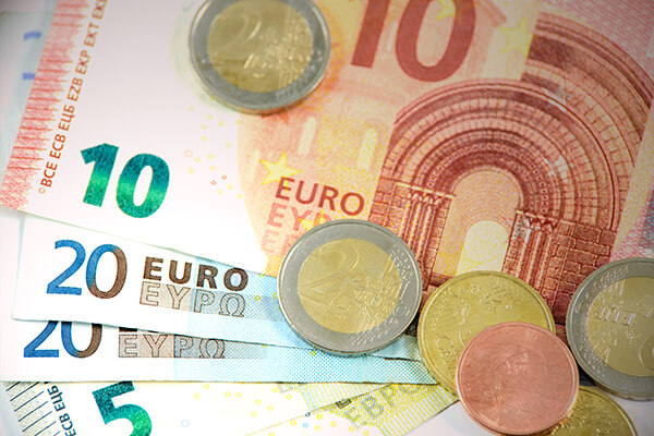 Euroscheine und Geldstücke: Der Mukoviszidose e.V. gewährt Menschen mit Mukoviszidose einen Krisenzuschuss in Höhe von 100 Euro im November und Dezember 2022.